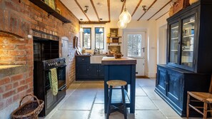 Fridge, microwave, oven, stovetop - Little Oakley Cottage - sleeps 4 guests  in 2 bedrooms (Sandford St Martin)