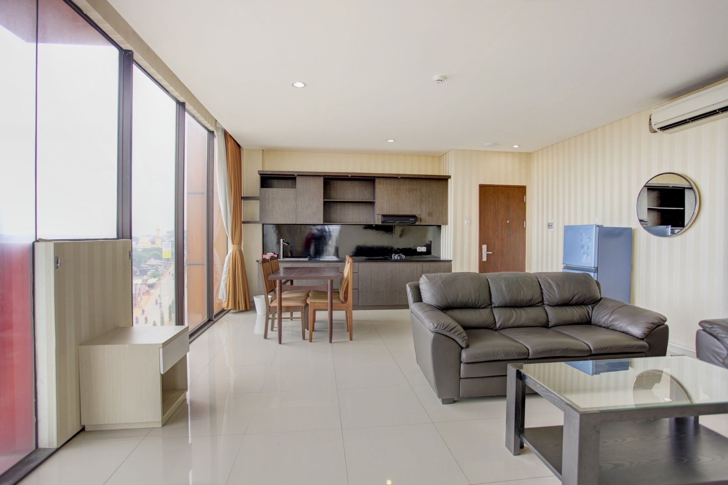 مكتب ومساحة عمل للكمبيوتر المحمول وواي فاي مجانًا وملاءات أسرّة