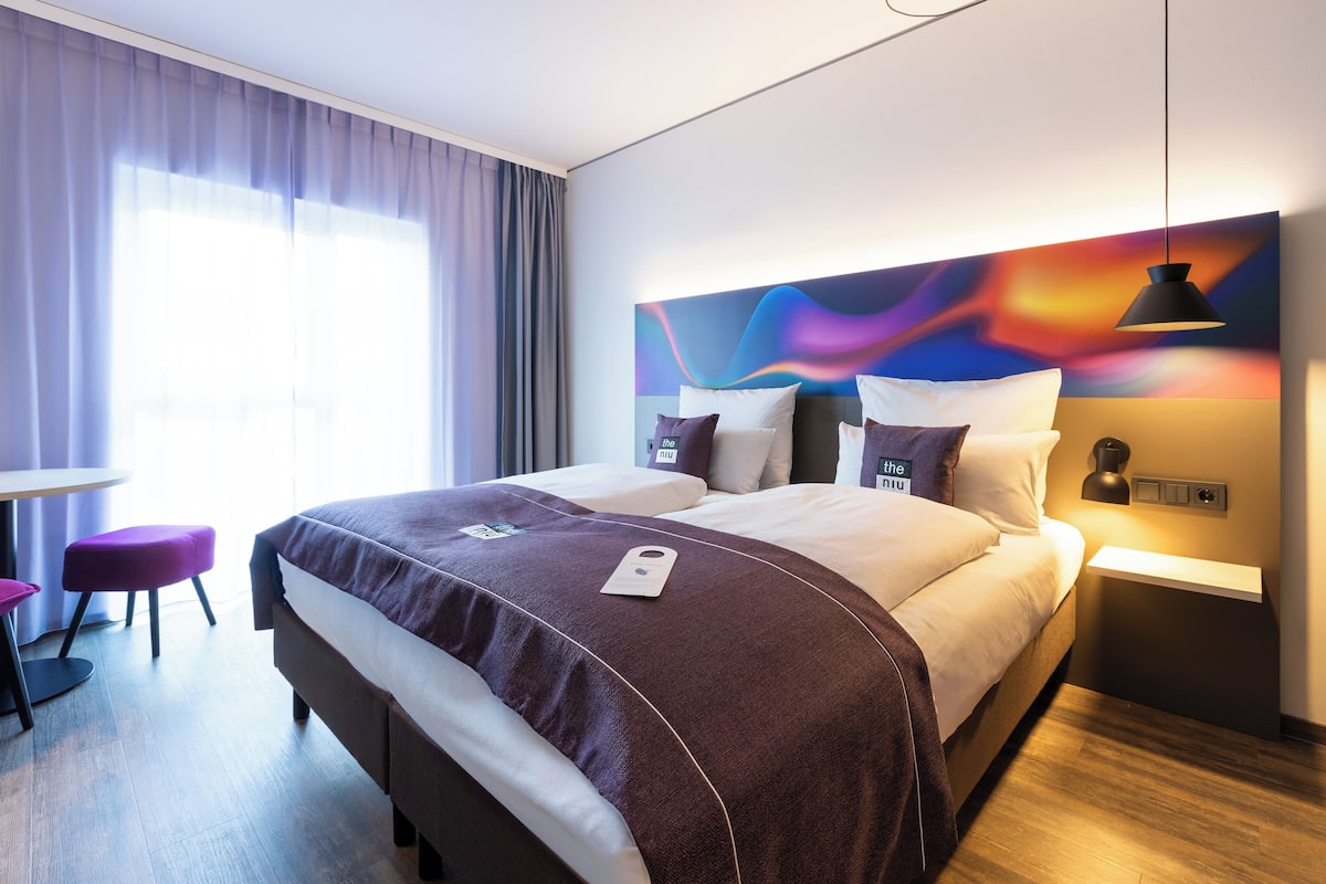 Hypo-allergenic bedding, in-room safe, desk, free WiFi