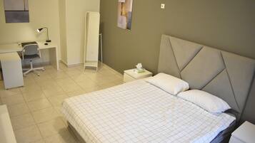4 Schlafzimmer, Schreibtisch, Bügeleisen/Bügelbrett, WLAN
