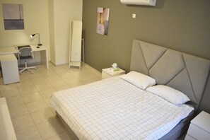 4 Schlafzimmer, Schreibtisch, Bügeleisen/Bügelbrett, WLAN