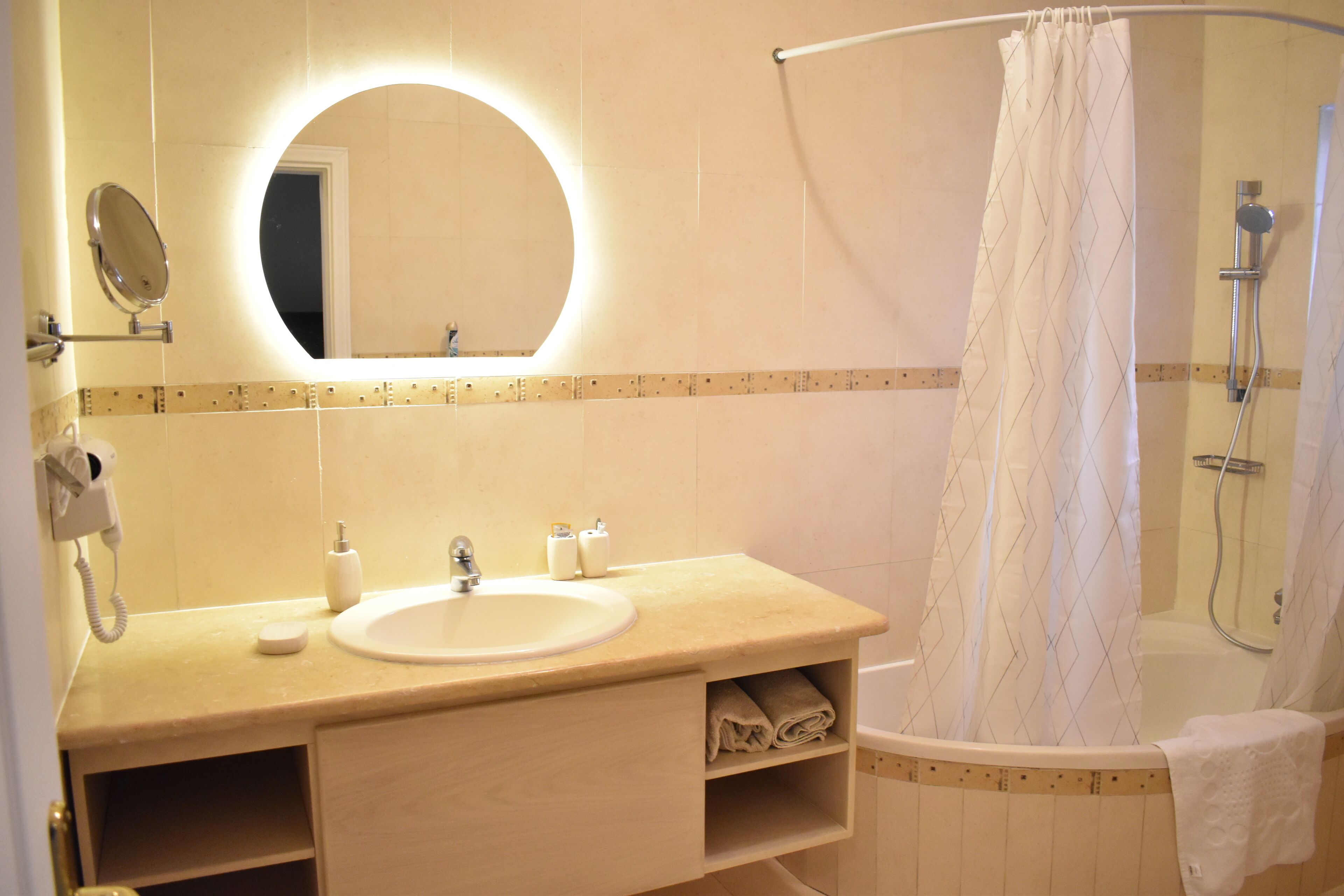 Dusche, Haartrockner, Hausschuhe, Bidet