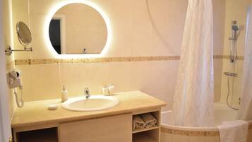 Dusche, Haartrockner, Hausschuhe, Bidet
