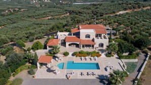 A large estate with a swimming pool, multiple lounge areas, and a well-maintained garden. - Villa Elia, By Hellocrete (Asteri village)