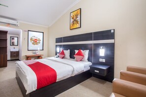 Escritorio, espacio para trabajar con laptop y insonorización 