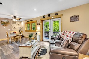 TV, fireplace, DVD player - Rambling Bear on Cove Creek, Hot Tub, WIFI,  $560 FREE tickets each paid day!!! (Sevierville)