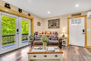 TV, fireplace, DVD player - Rambling Bear on Cove Creek, Hot Tub, WIFI,  $560 FREE tickets each paid day!!! (Sevierville)