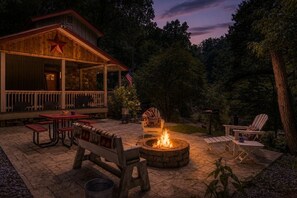 Outdoor dining - Rambling Bear on Cove Creek, Hot Tub, WIFI,  $560 FREE tickets each paid day!!! (Sevierville)