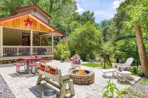 Outdoor dining - Rambling Bear on Cove Creek, Hot Tub, WIFI,  $560 FREE tickets each paid day!!! (Sevierville)