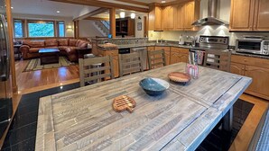 Una cocina amplia con armarios de madera, una isla grande y electrodomésticos modernos.