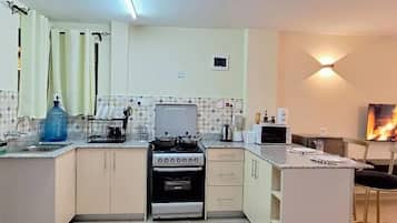 Apartamento | Cozinha privada | Geladeira, micro-ondas, fogão, chaleira elétrica