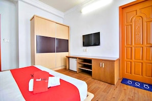 Escritorio, espacio para trabajar con laptop y wifi gratis 