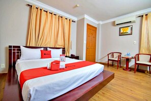 Een bureau, een laptopwerkplek, gratis wifi