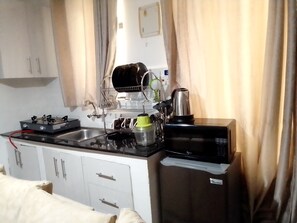 Apartment | Private kitchen | Fridge, microwave, oven, electric kettle - 1 Bed Flat - Sleeps 2 - Parking - Wifi (Nairobi)