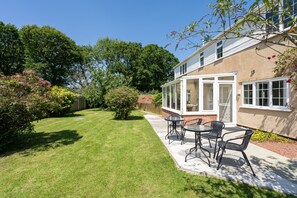 Outdoor dining - The Farmhouse | East Ruston Cottages (East Ruston)