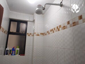 Appartement | Badkamer | Een douche, handdoeken