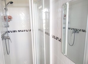 Douche, serviettes fournies