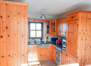 Microwave, dishwasher, cookware/dishes/utensils