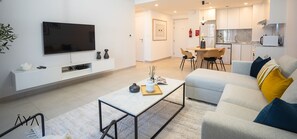 Apartamento premium, 1 quarto | Área de estar | Smart TV 55 polegadas com canais a cabo, TV, Netflix