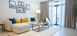 Apartamento Premium, 1 habitación | Zona de estar | Smart TV de 55 pulgadas con canales por cable, una televisión