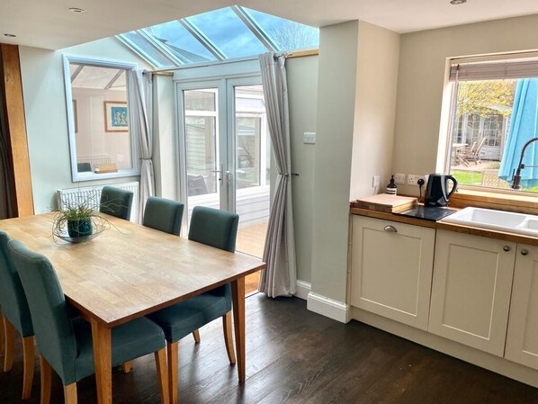 Dining - Beautiful home in Birdham, minutes to the beach (Birdham)