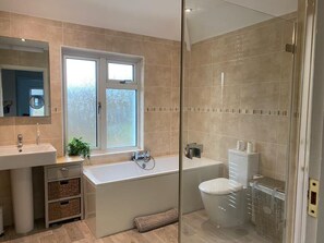 Shower, hair dryer, towels, soap - Beautiful home in Birdham, minutes to the beach (Birdham)
