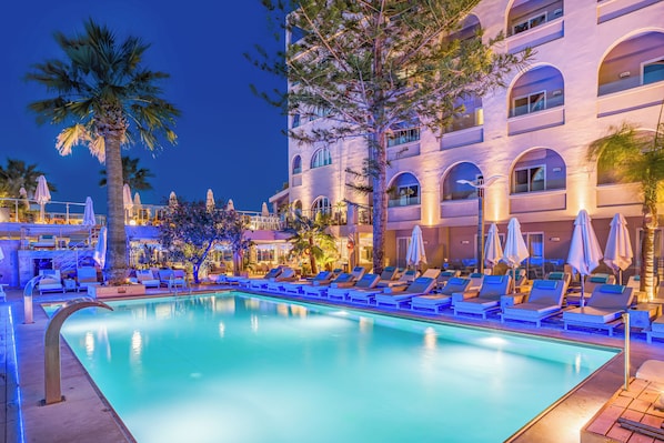 Kauden mukainen ulkouima-allas