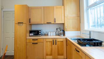 House | Private kitchen | Fridge, microwave, oven, stovetop