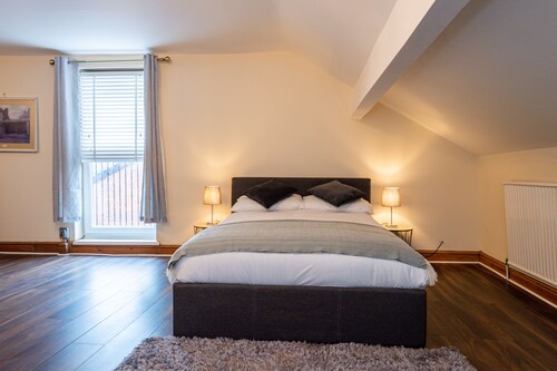 10 Guests - Free Parking - City Centre