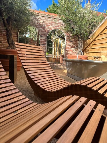 NoTwenty9 Bar and Restaurant 