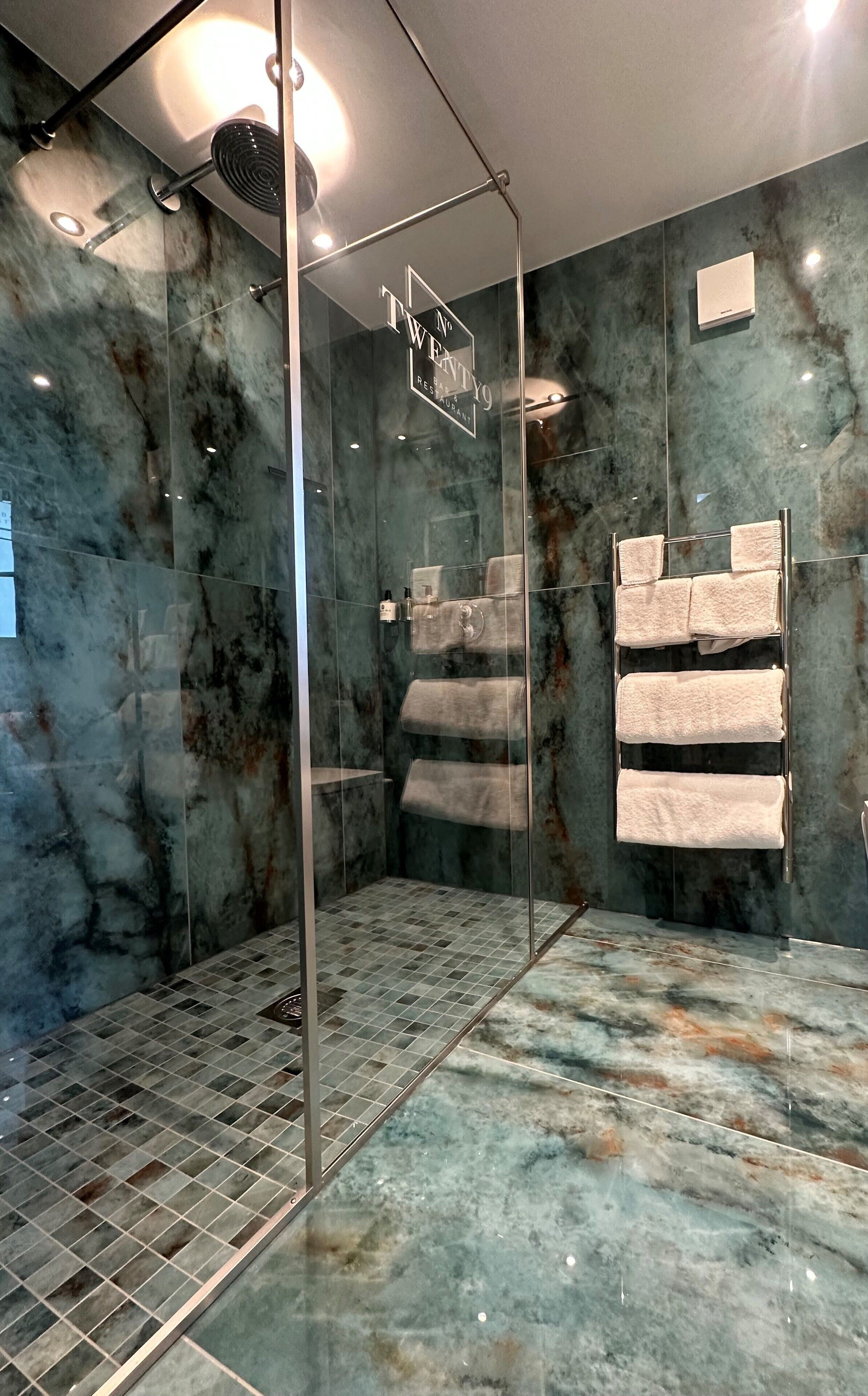 Executive kamer | Badkamer | Een haardroger, badjassen, zeep, shampoo