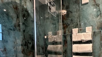 Executive kamer | Badkamer | Een haardroger, badjassen, zeep, shampoo