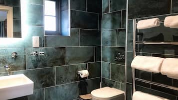 Newman | Baño | Secadora de cabello, batas, jabón, shampoo