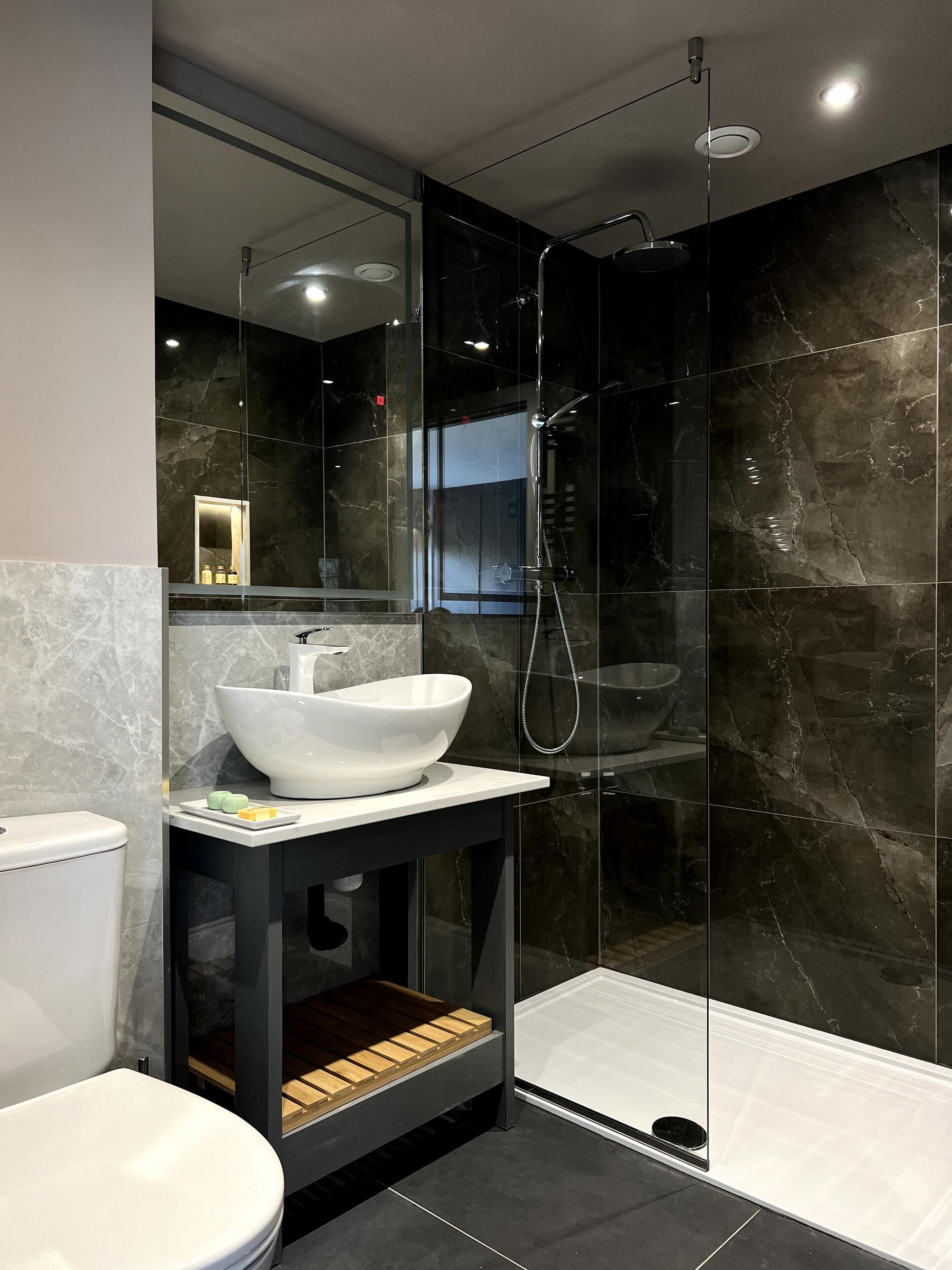 Deluxe Room, River View | Bathroom | Shower, rainfall showerhead, free toiletries, hair dryer