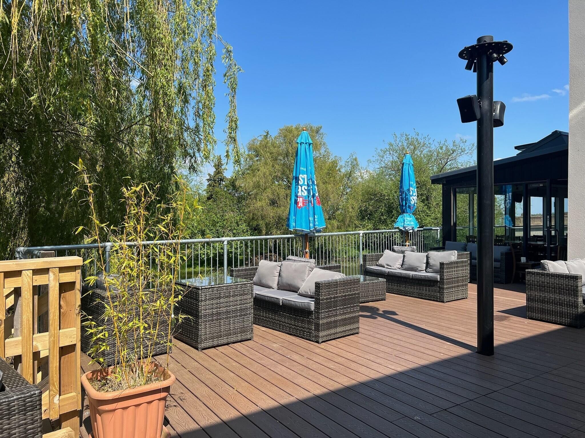 Quarto luxo, sacada, vista para o rio | Camas com colchões de espuma com sistema de memória, Wi-Fi de cortesia