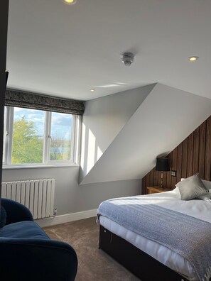 Deluxe Room, 1 King Bed, River View