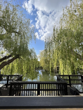 Fachada. The Three Pickerels