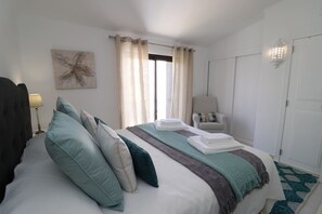 2 habitaciones, tabla de planchar con plancha y cuna de viaje 