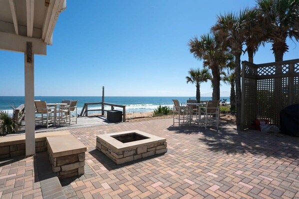 Outdoor dining - Oceanfront Ponte Vedra Beach House: Hot Tub, Putting Green, Fire Pit! (Ponte Vedra Beach)