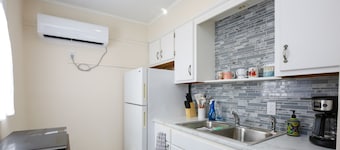 Blue Breeze Cottage: Pet-Friendly, Park Your RV!