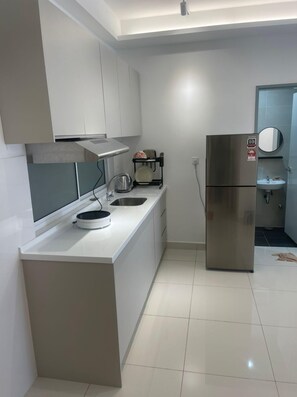 Fridge, stovetop, coffee/tea maker, electric kettle