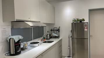Peti sejuk, dapur, pembancuh kopi/teh, cerek elektrik