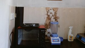 A kitchen with a microwave, a blender, and a spray bottle. - Charming 2-bed Apartment in Weligama (Weligama)