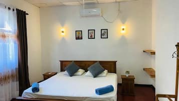 3 bedrooms, iron/ironing board, WiFi (free), bed sheets