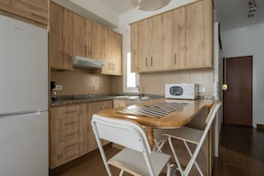 Fridge, microwave, coffee/tea maker, electric kettle - Hierro Beach Studio (Las Palmas de Gran Canaria)