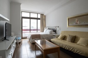 Tabla de planchar con plancha, wifi gratis, ropa de cama
