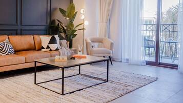 Apartamento Premium, 1 habitación | Zona de estar | Smart TV de 55 pulgadas con canales por cable, una televisión