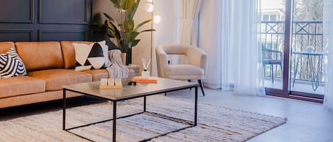 Premium-Apartment, 1 Schlafzimmer | Wohnbereich | 55-Zoll-Smart-TV mit Kabelempfang, Fernseher, Netflix