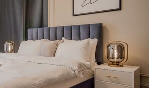 Lägenhet Premium - 1 sovrum | 1 sovrum, värdeförvaringsskåp på rummet och unika möbler