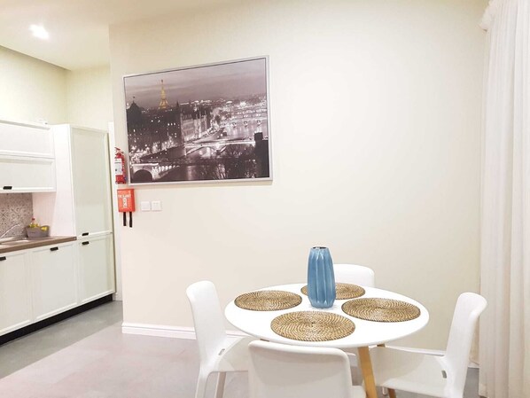 Dining - Lovely, Modern Apt 1 min from the sea front (Il-Gżira)